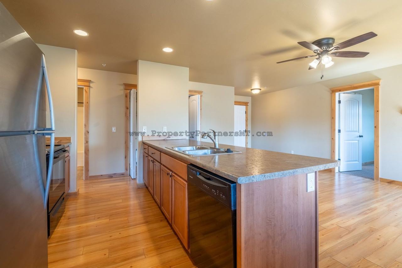 **Beautiful** 3bd/2ba Apartment - Photo 5 of 19