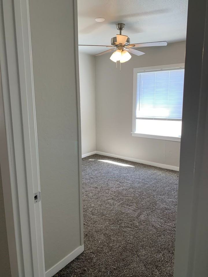 2038 Laburnum Ave - Photo 4 of 20