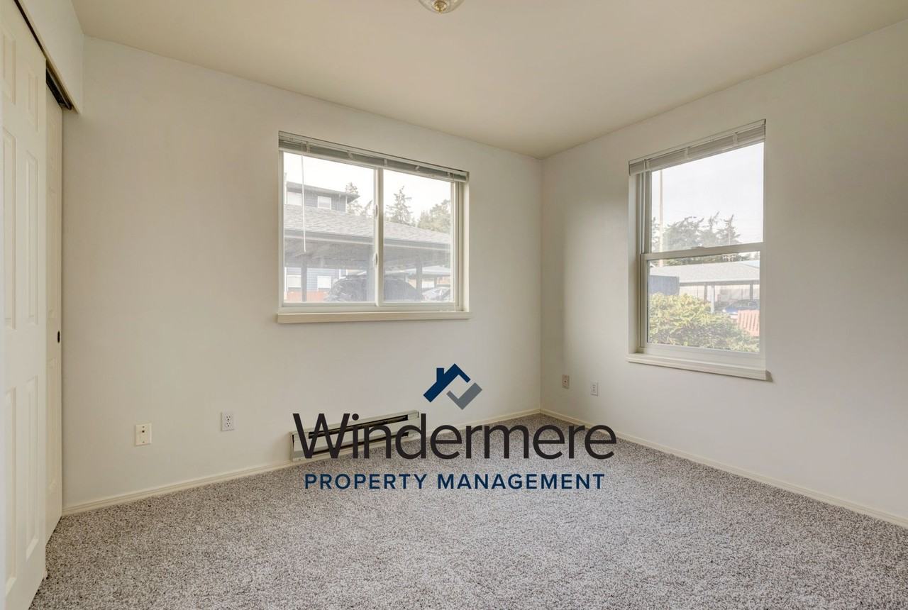 300 N Oak Harbor St #B102 - Photo 7 of 19
