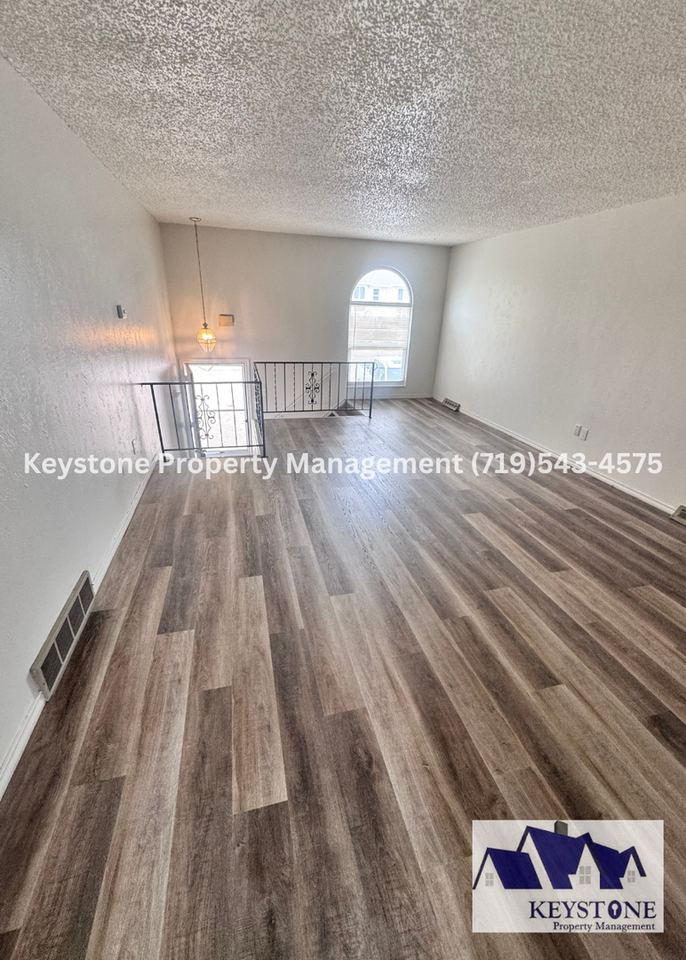 947 S Honeysuckle Dr - Photo 3 of 12