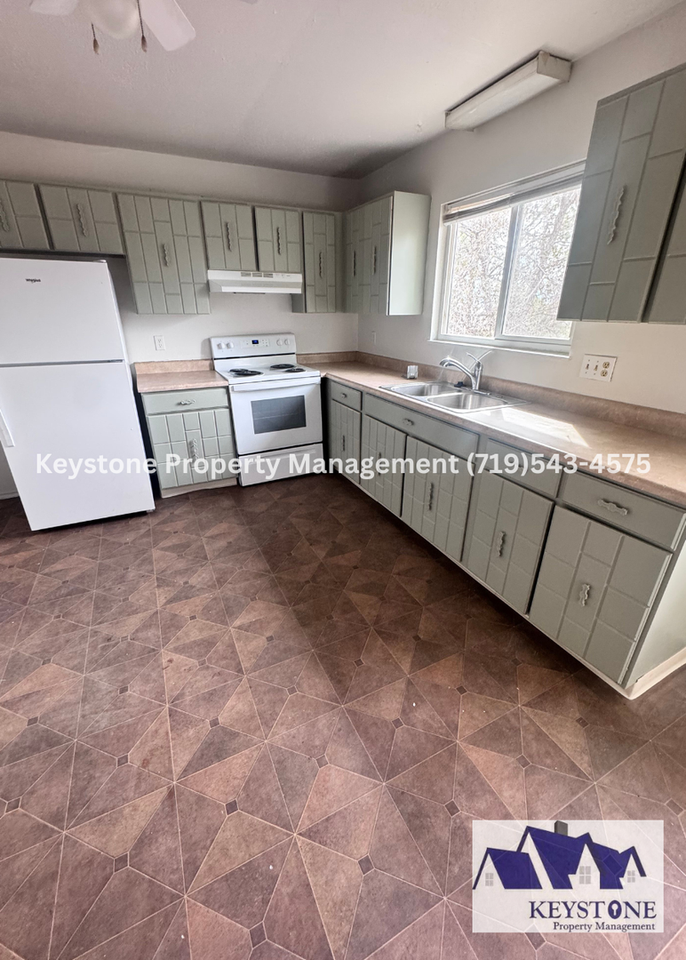 947 S Honeysuckle Dr - Photo 4 of 12