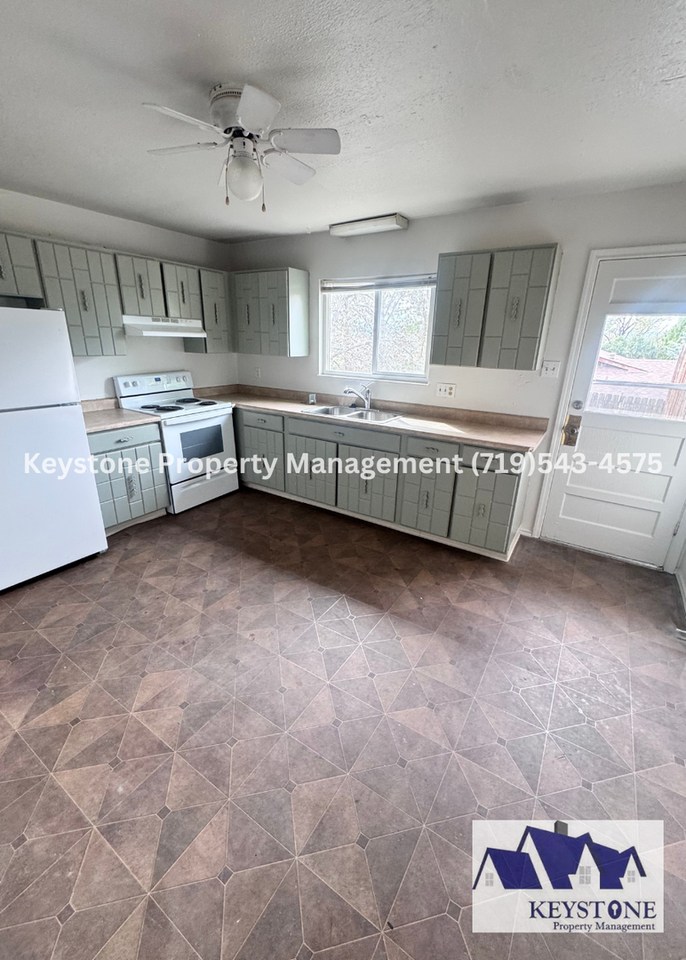 947 S Honeysuckle Dr - Photo 5 of 12