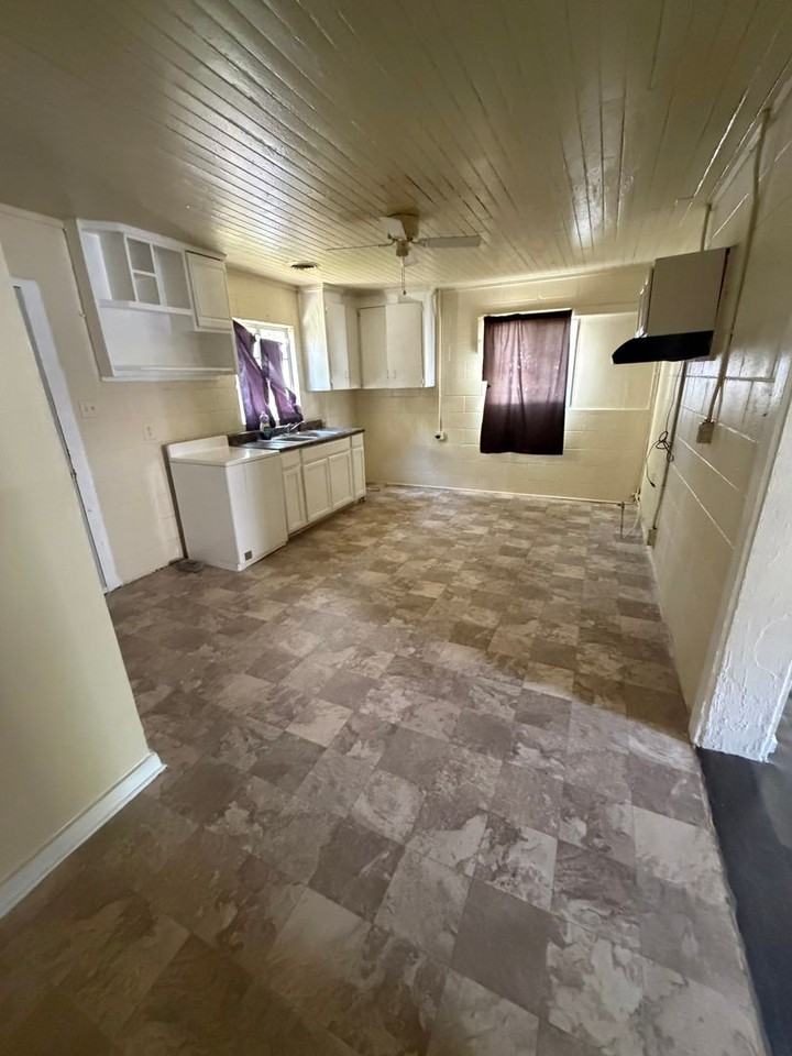 705 Harvey St - Photo 2 of 7