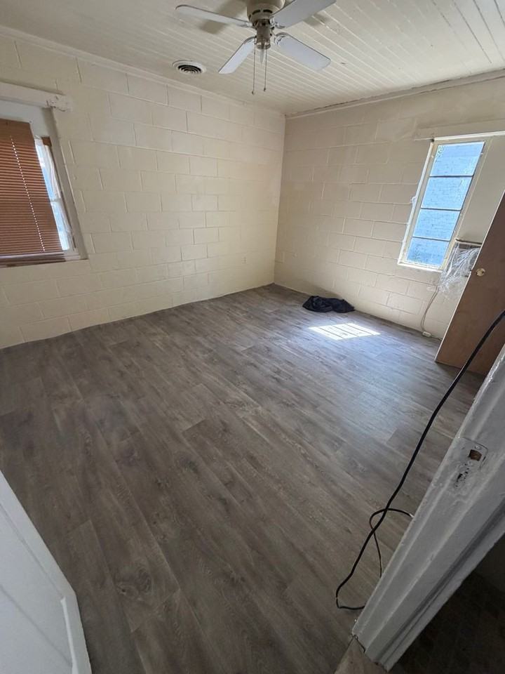 705 Harvey St - Photo 6 of 7
