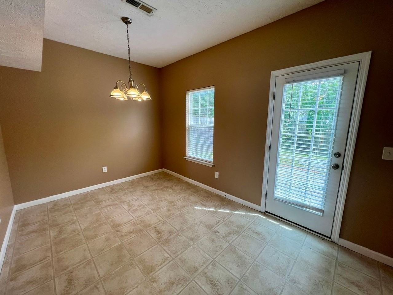 453 Drexel Ct - Photo 4 of 24