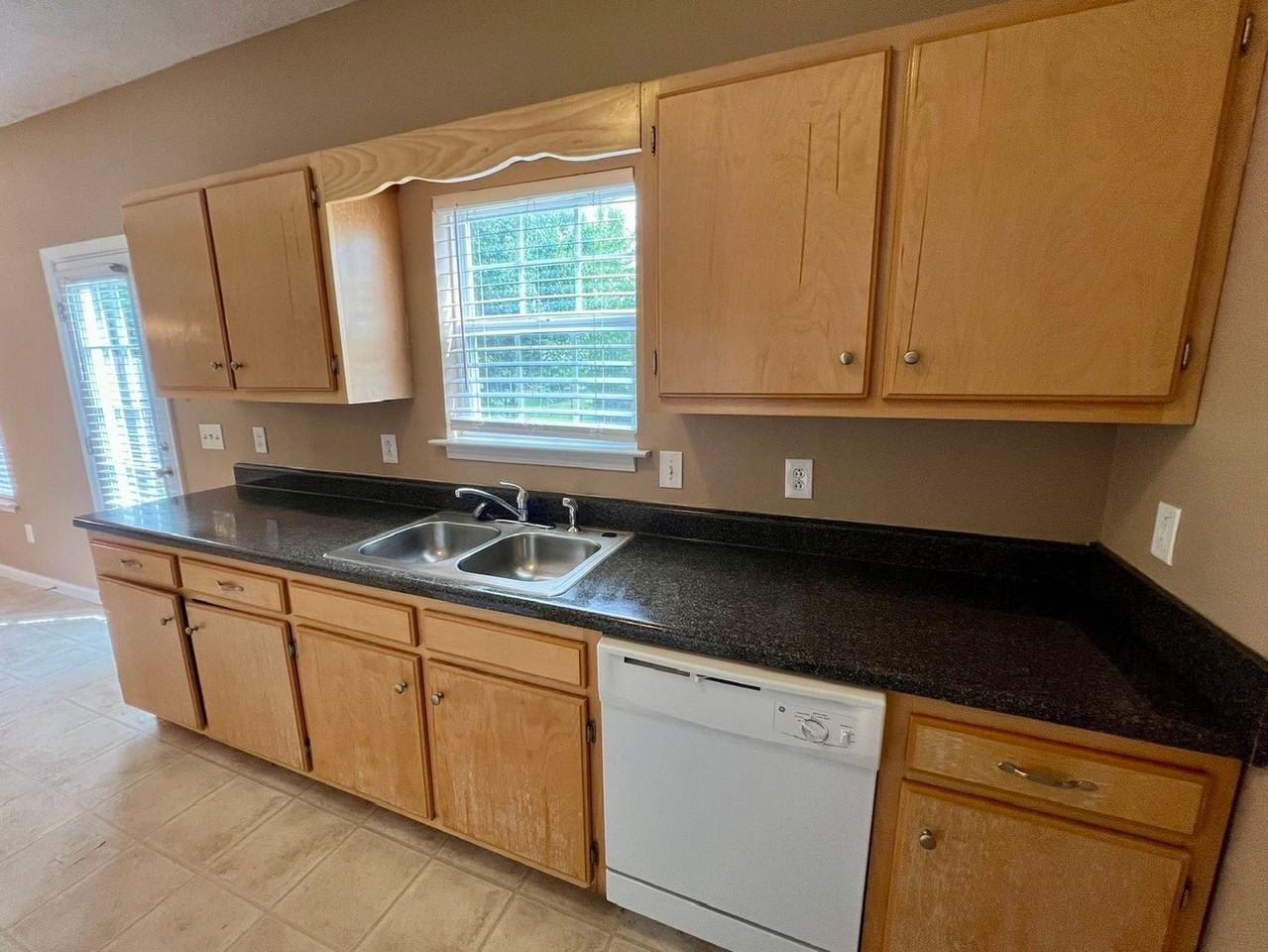 453 Drexel Ct - Photo 7 of 24