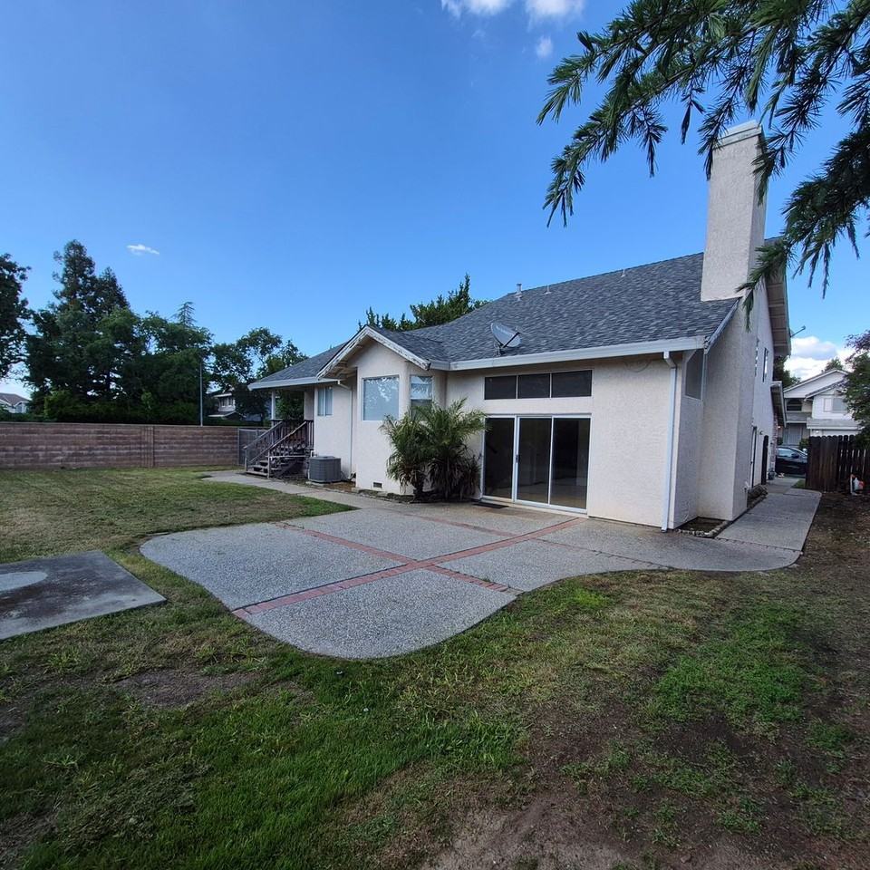 2301 Aldridge Ln - Photo 2 of 26