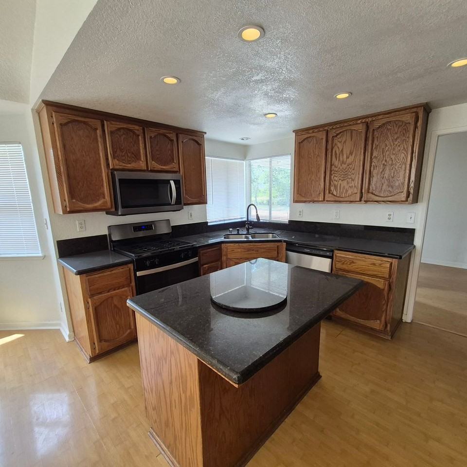 2301 Aldridge Ln - Photo 5 of 26