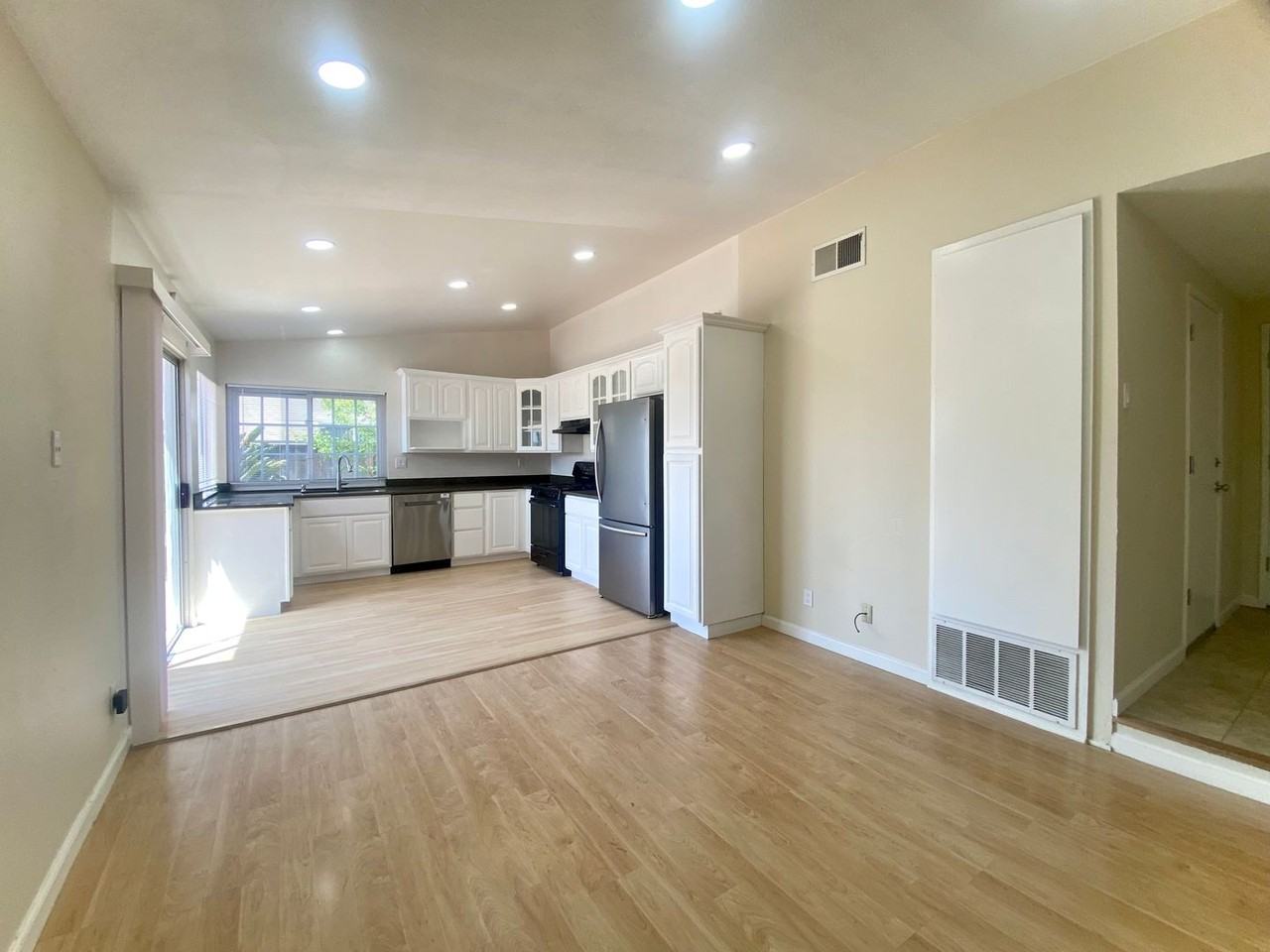 5064 Anaheim Loop - Photo 6 of 26