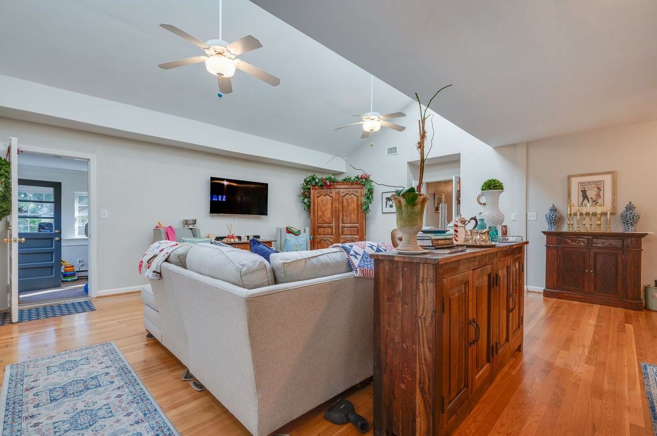 1612 Whitethorne Rd - Photo 5 of 26