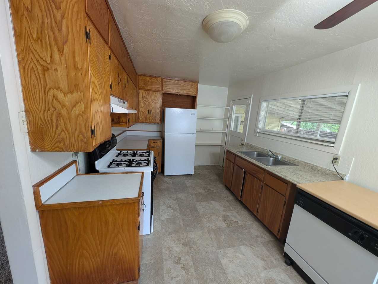 13710 Pit St - Photo 3 of 15