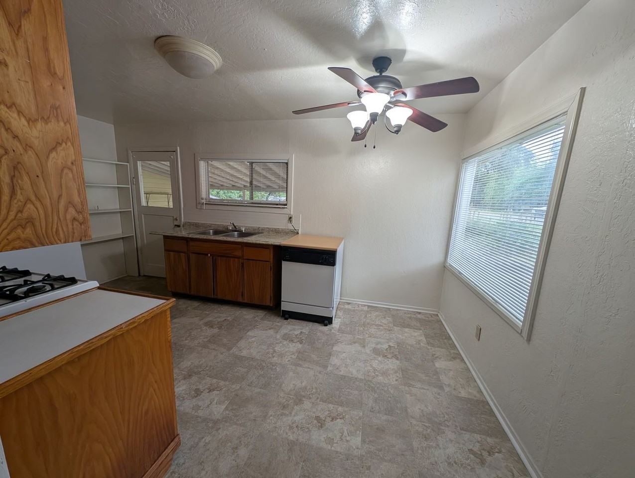 13710 Pit St - Photo 4 of 15