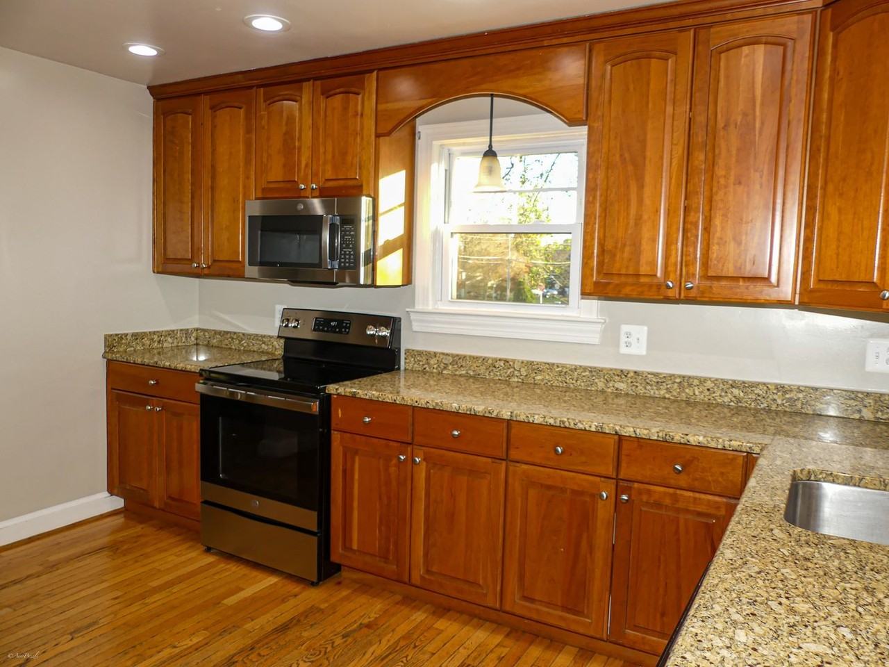 903 Crestview Dr - Photo 6 of 30