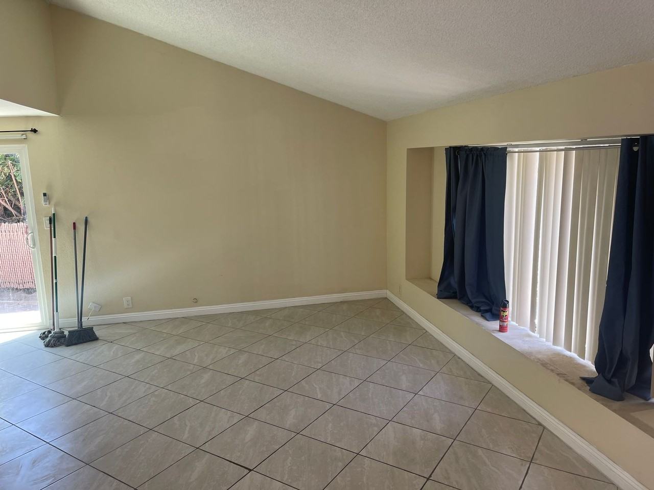 913 Arrecife Ct - Photo 3 of 10