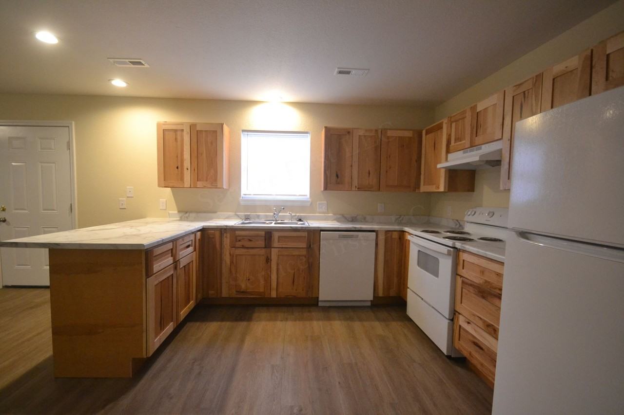 512 N Poplar St - Photo 2 of 18