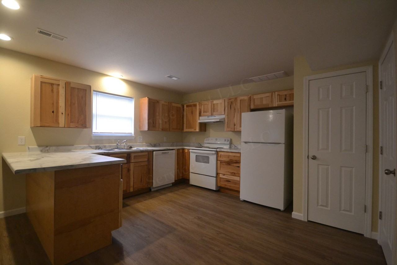 512 N Poplar St - Photo 3 of 18