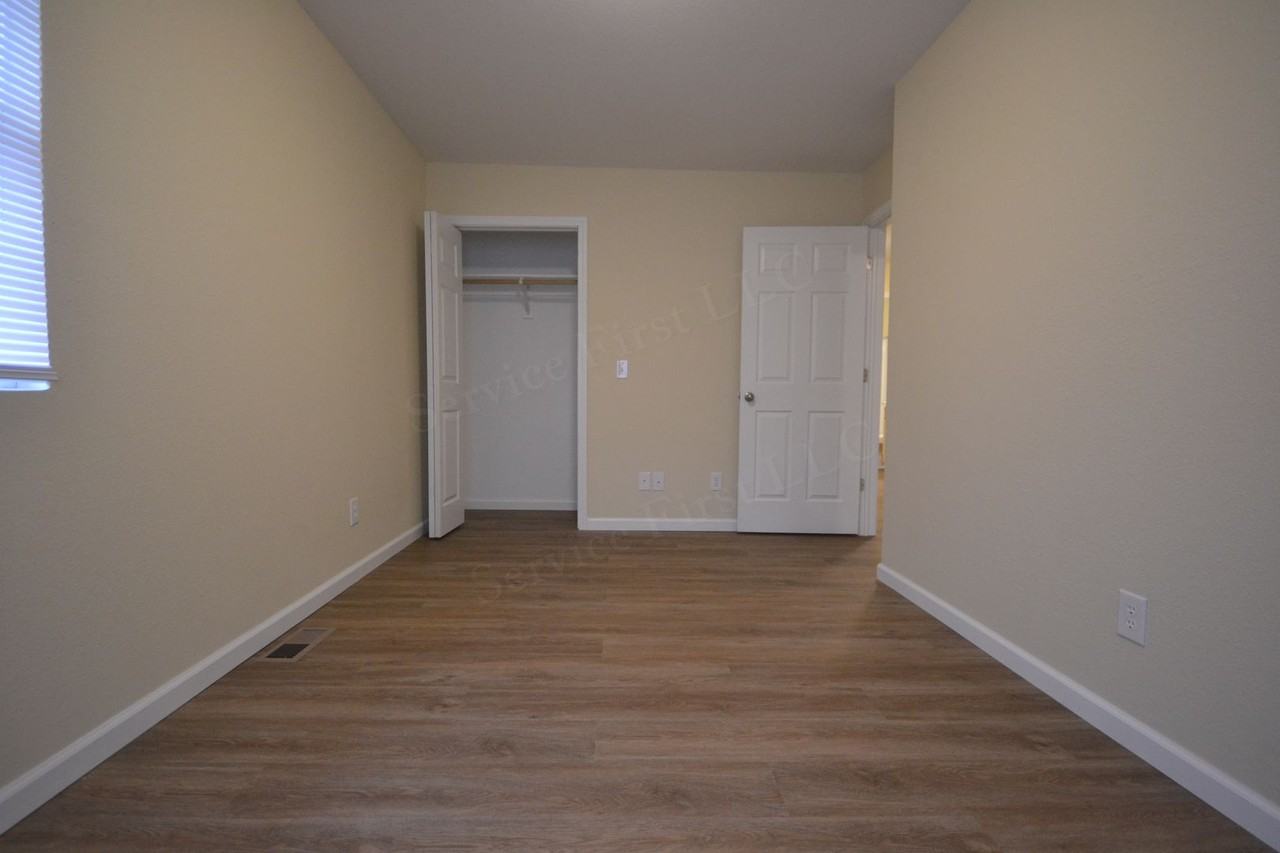 512 N Poplar St - Photo 5 of 18