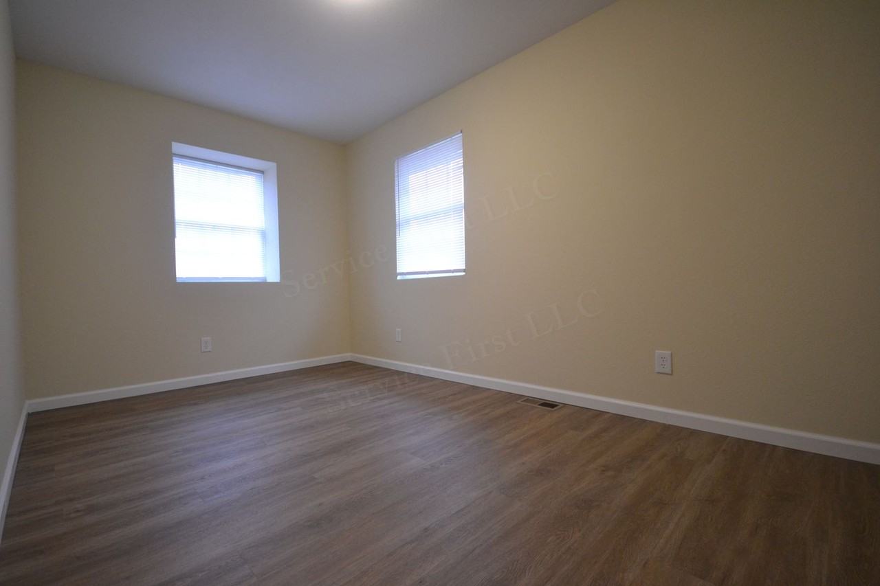 512 N Poplar St - Photo 6 of 18