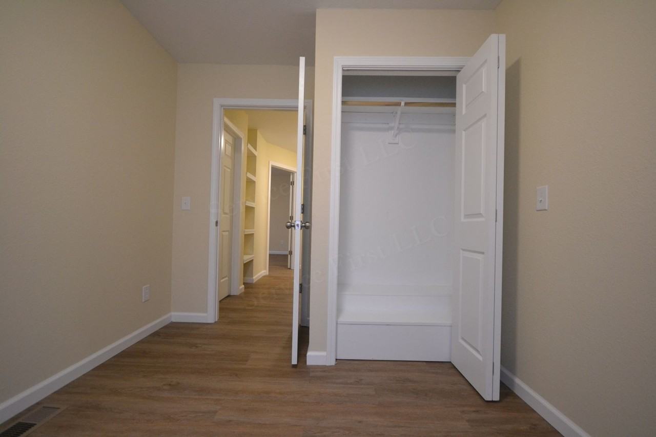512 N Poplar St - Photo 7 of 18