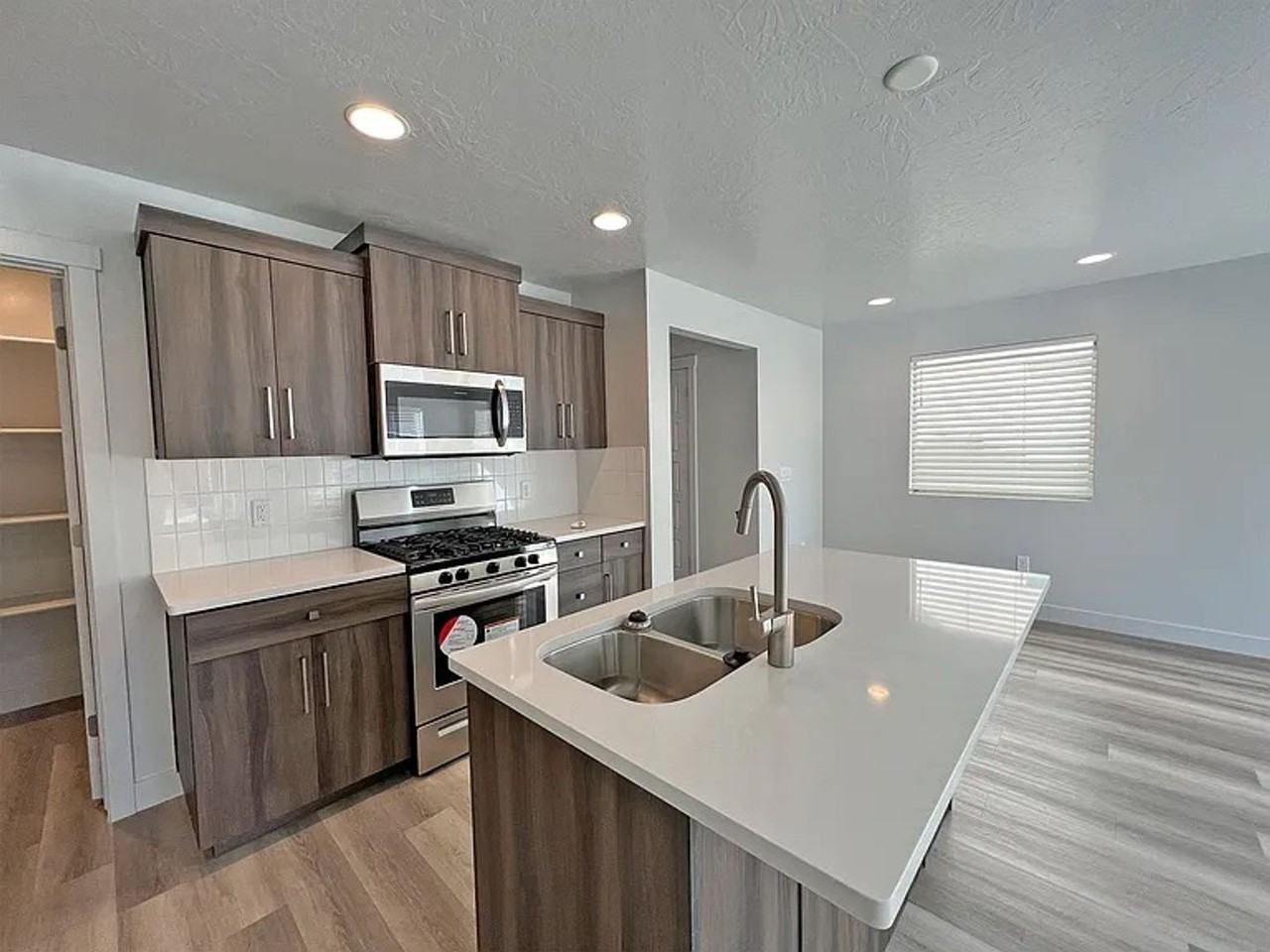 4104 E Phobos Ln - Photo 4 of 33