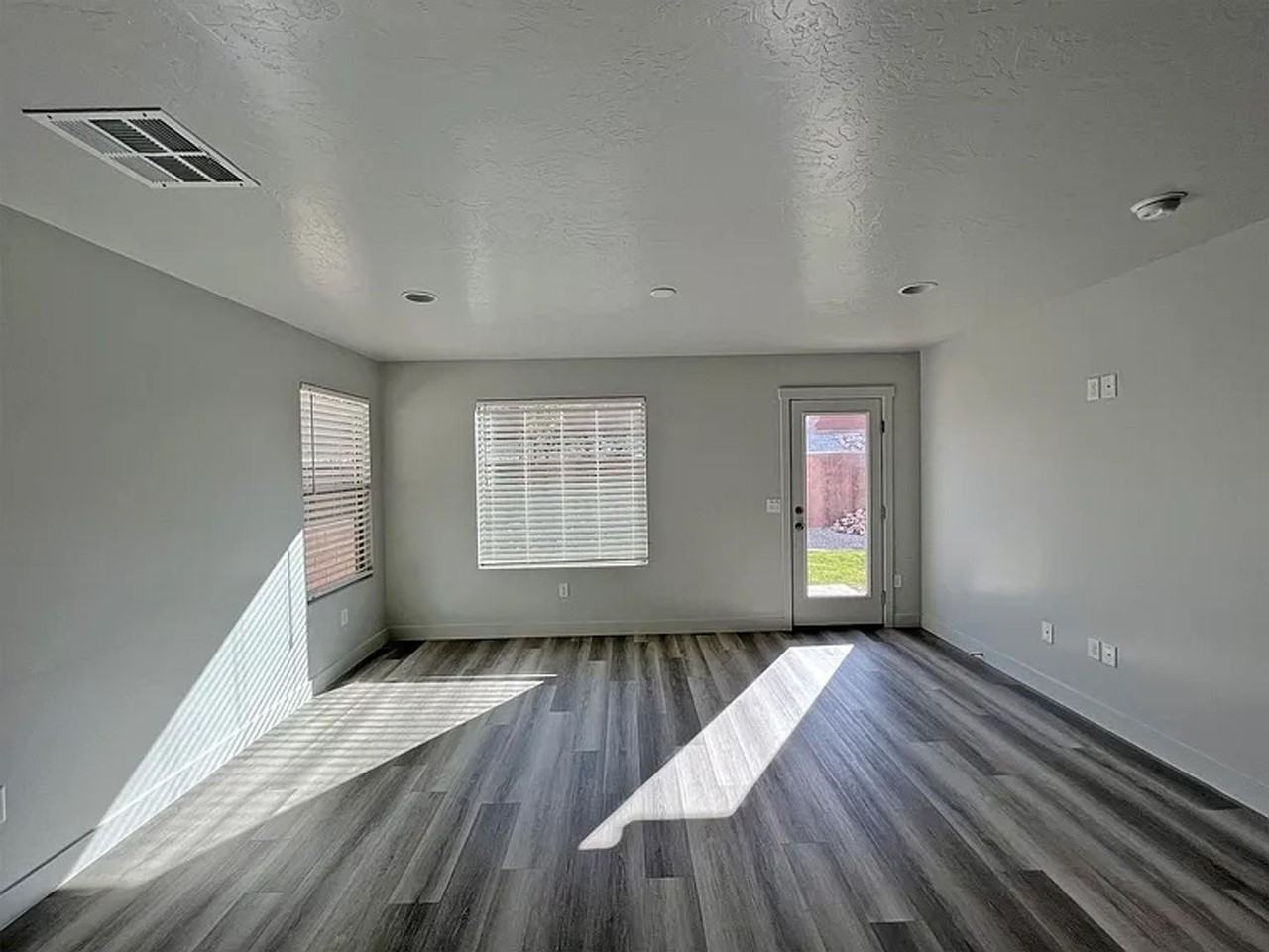 4104 E Phobos Ln - Photo 7 of 33