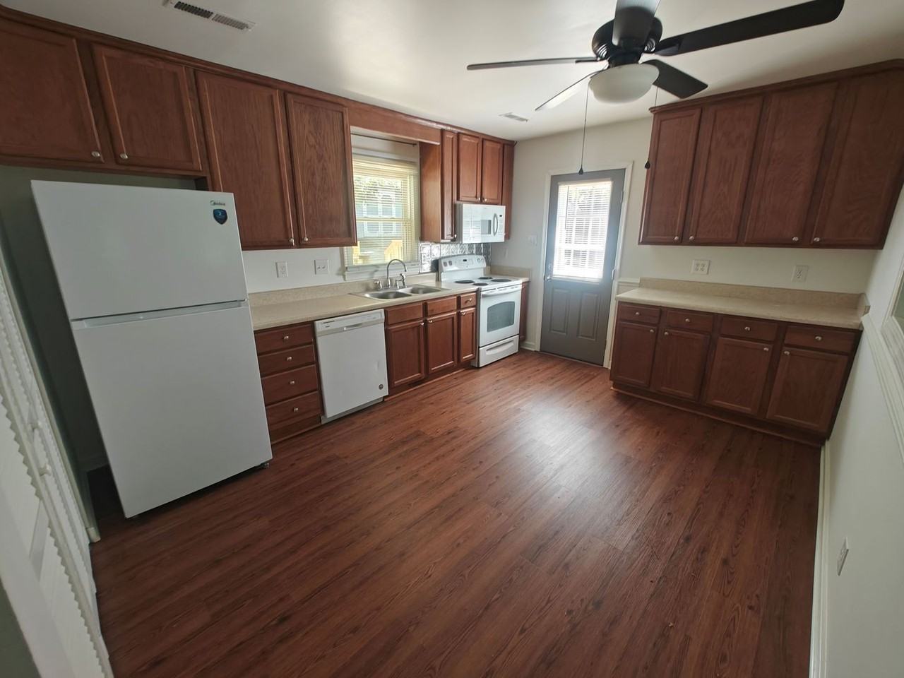 1717 Mountain Pine Ter - Photo 5 of 19