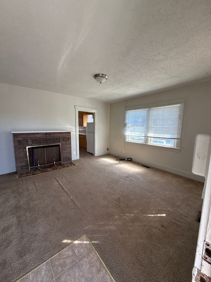805 3rd St Sw - Photo 5 of 11