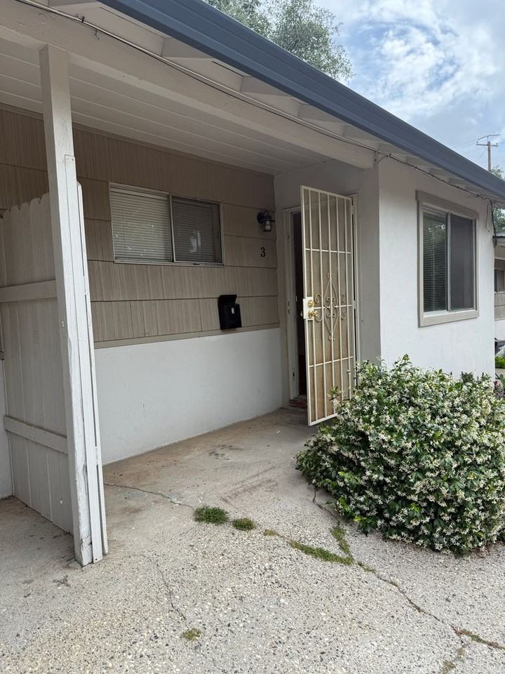 485 Finley St - Photo 3 of 11