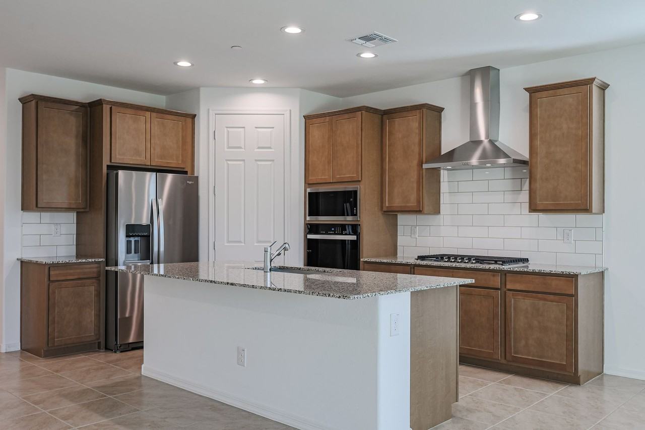 13577 W Phacelia Ln - Photo 3 of 39