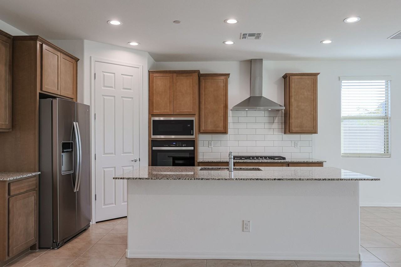 13577 W Phacelia Ln - Photo 4 of 39