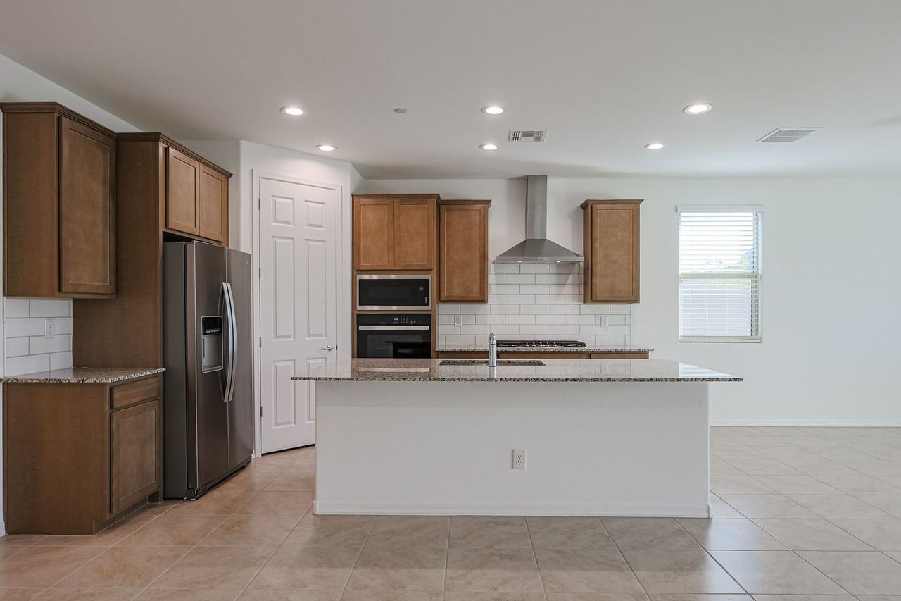 13577 W Phacelia Ln - Photo 5 of 39