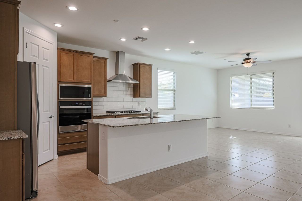 13577 W Phacelia Ln - Photo 6 of 39