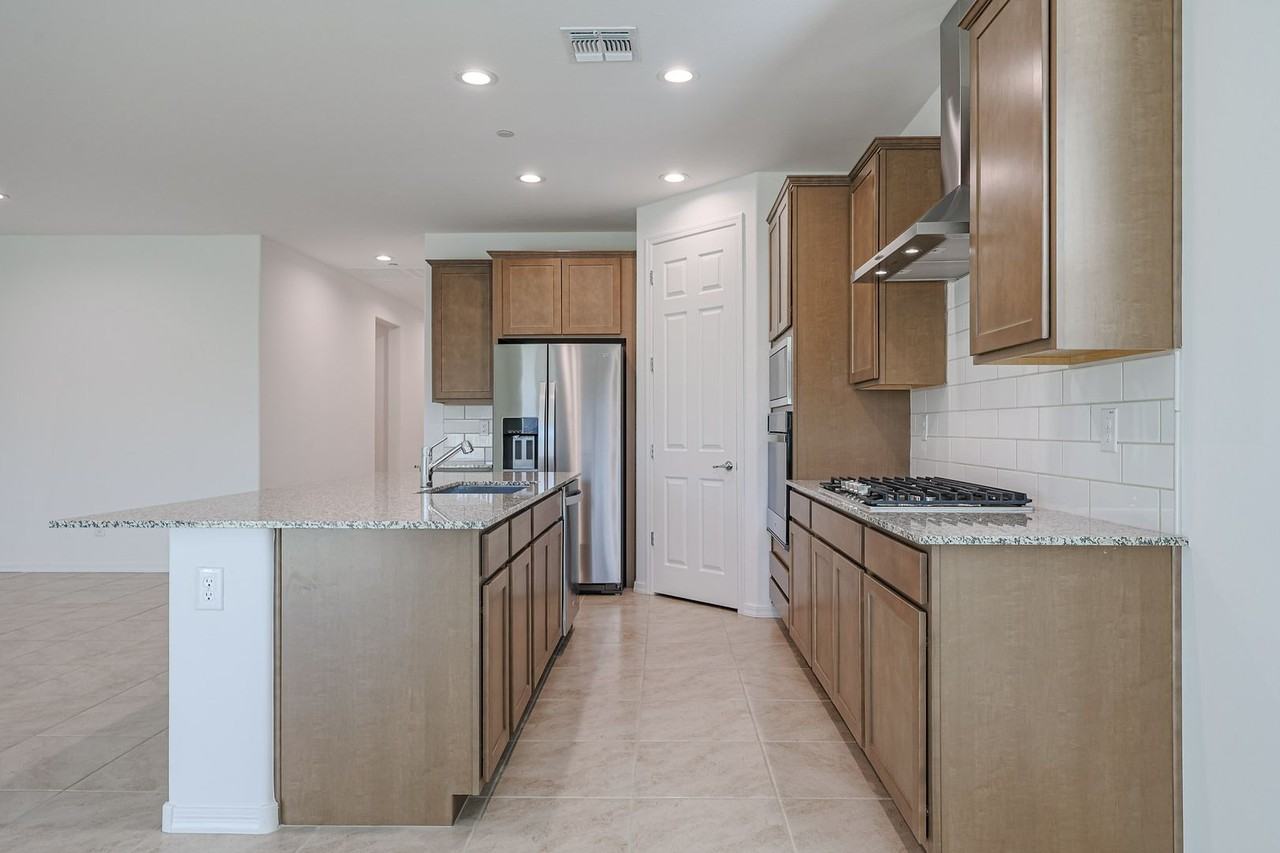 13577 W Phacelia Ln - Photo 7 of 39