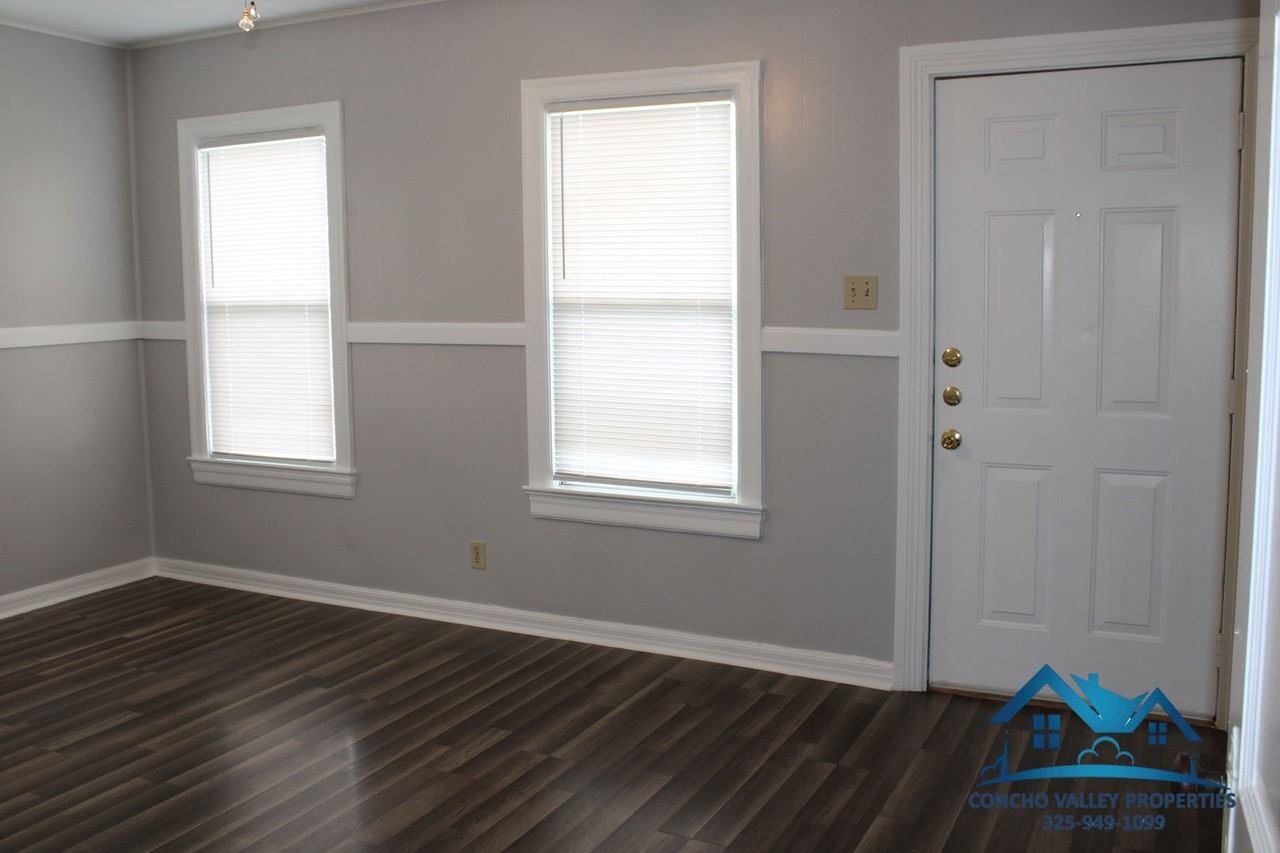 2065 Live Oak St - Photo 3 of 12