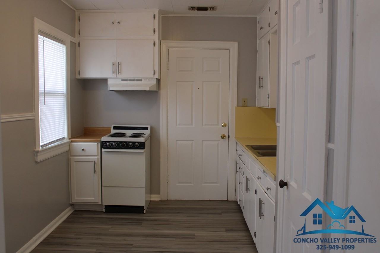 2065 Live Oak St - Photo 4 of 12