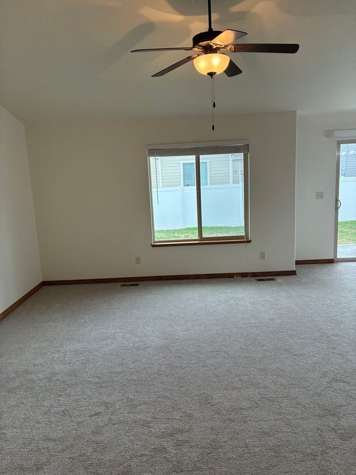 6949 Sumner St - Photo 3 of 25