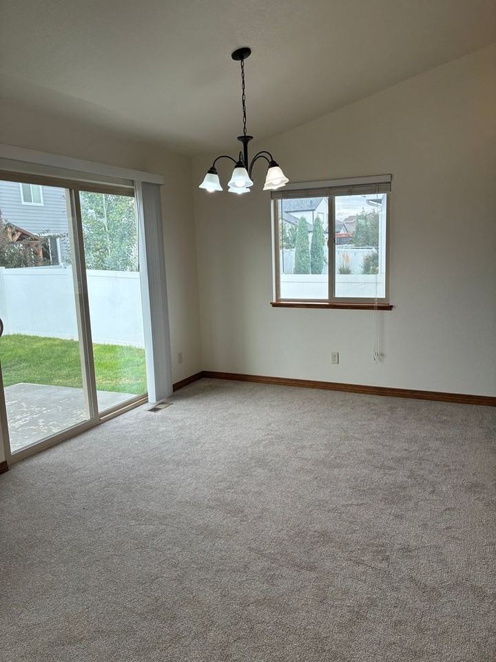 6949 Sumner St - Photo 4 of 25