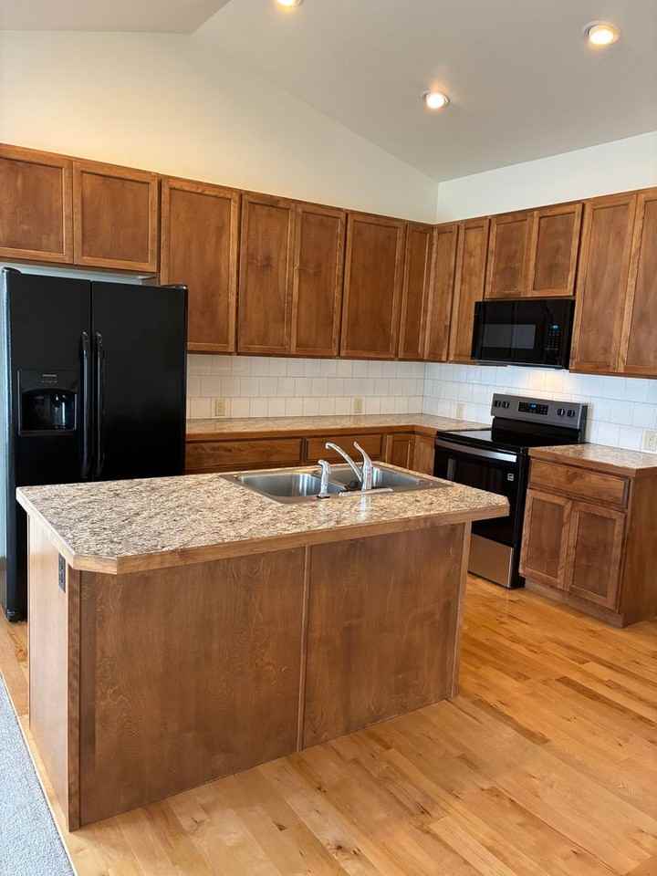 6949 Sumner St - Photo 5 of 25