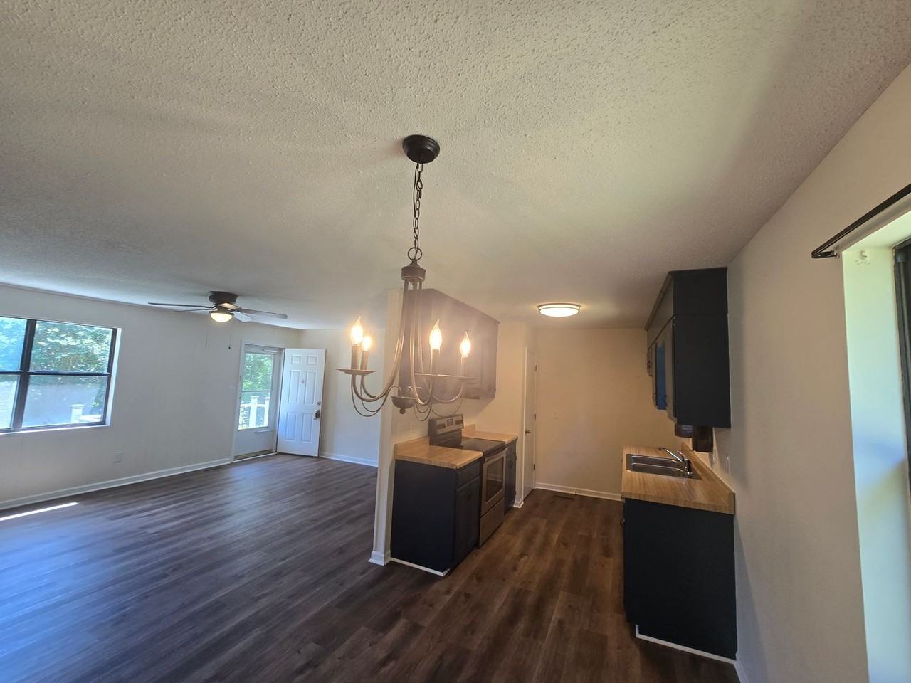 3945 Woodcrest St - Photo 3 of 10