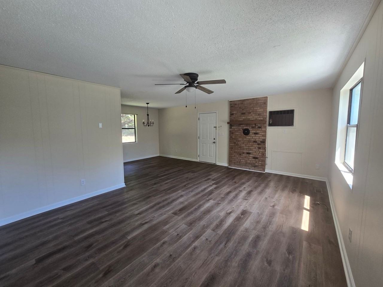3945 Woodcrest St - Photo 4 of 10
