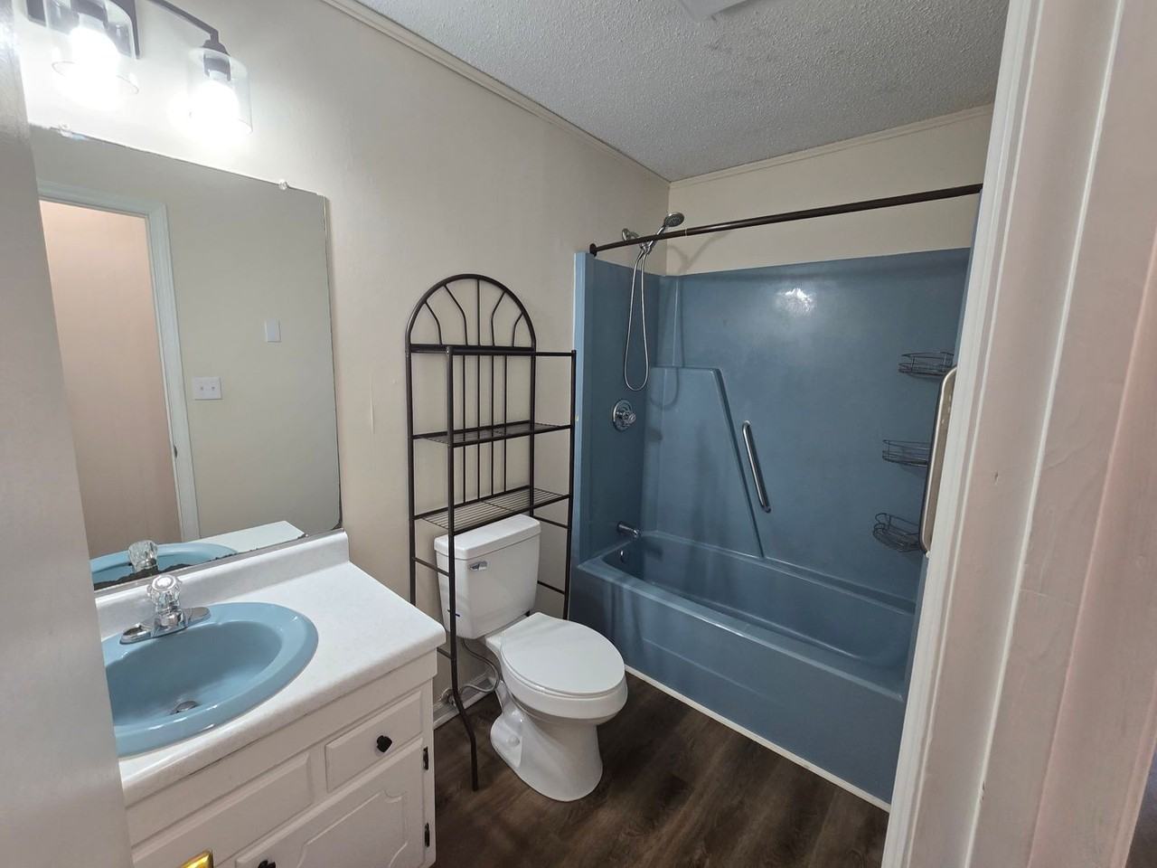 3945 Woodcrest St - Photo 5 of 10