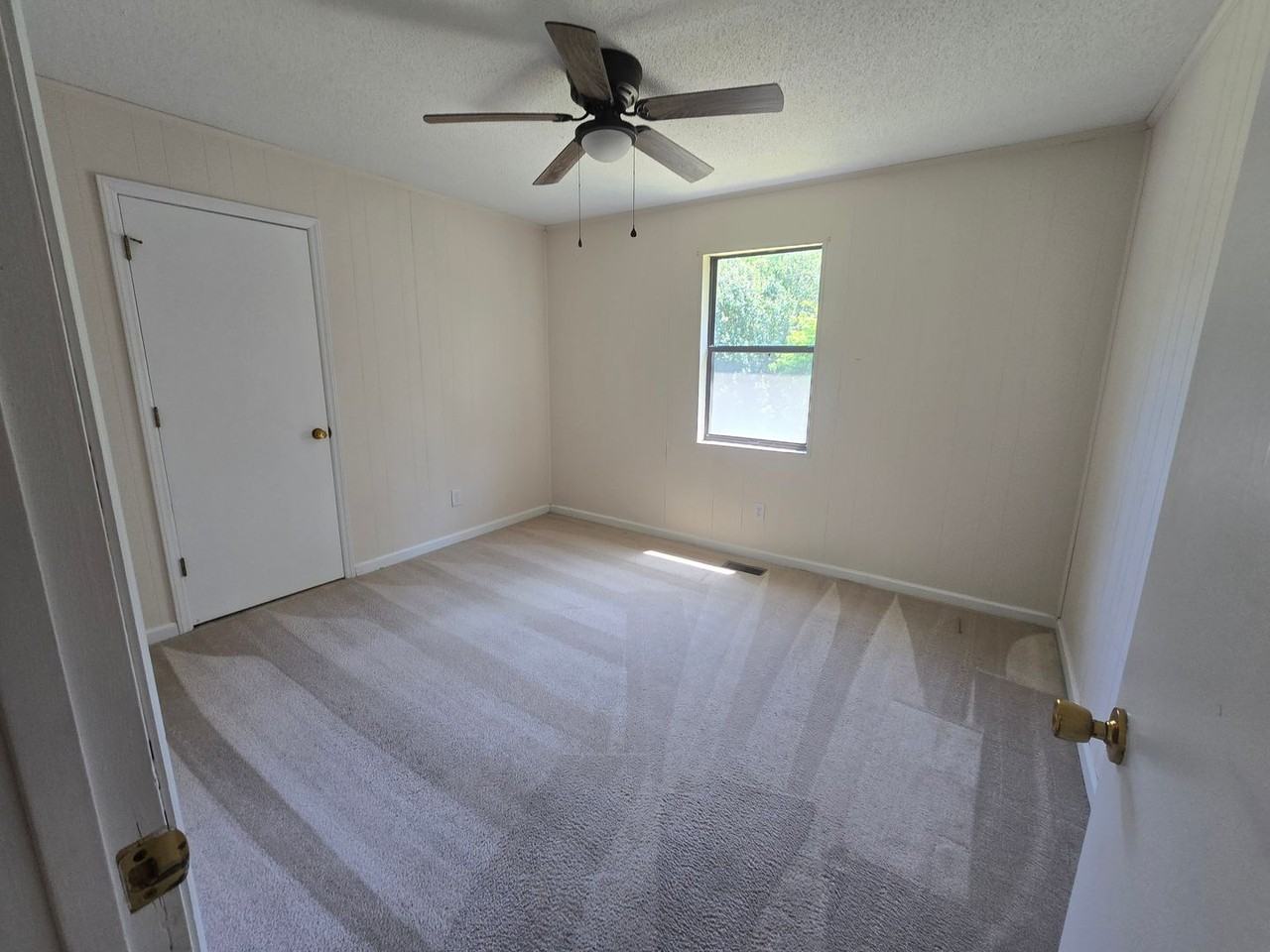 3945 Woodcrest St - Photo 6 of 10