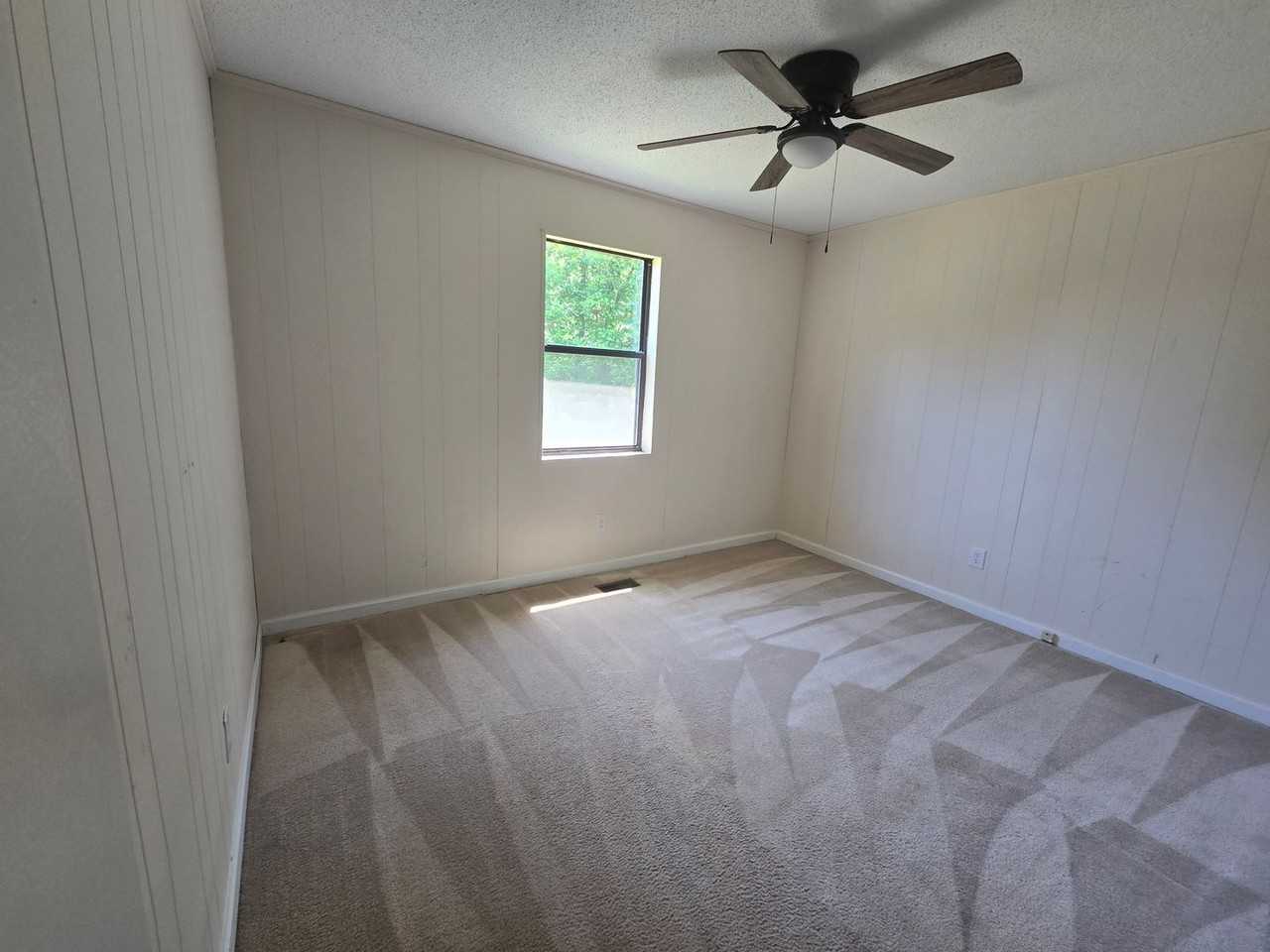 3945 Woodcrest St - Photo 7 of 10
