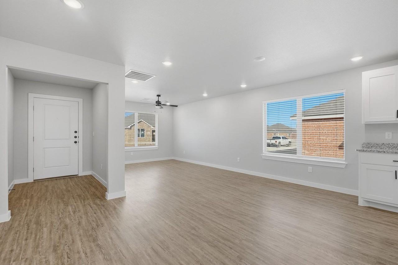 3035 Glennster St - Photo 4 of 28