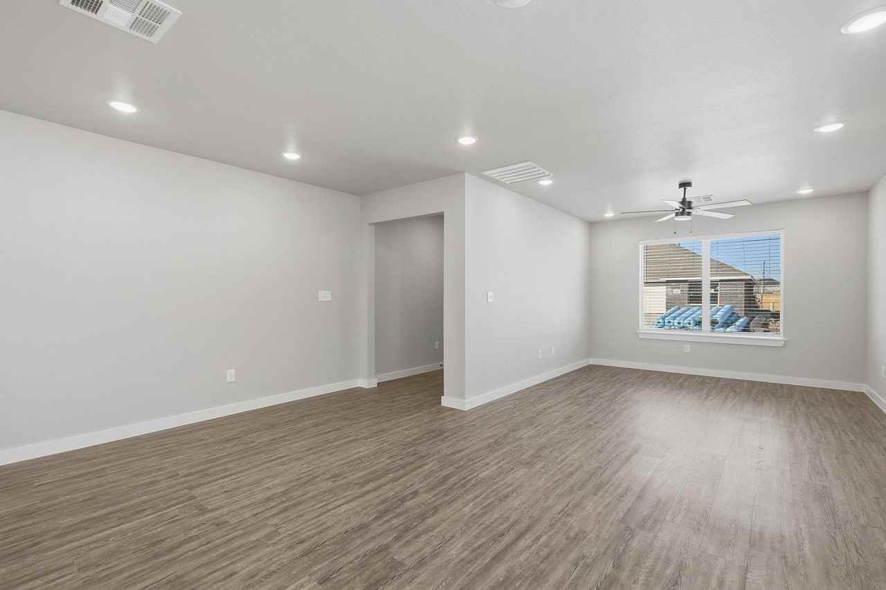 3035 Glennster St - Photo 5 of 28