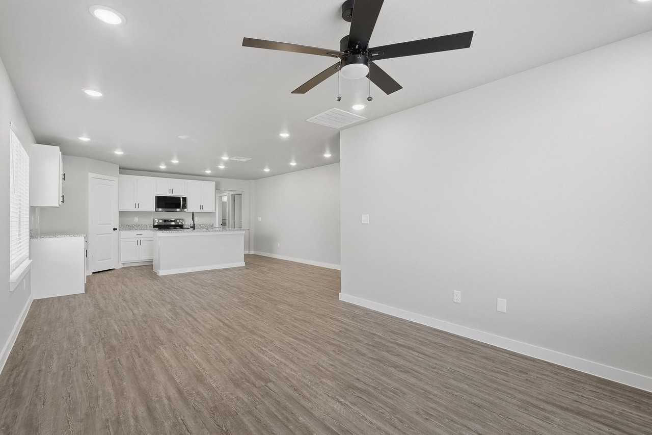 3035 Glennster St - Photo 6 of 28