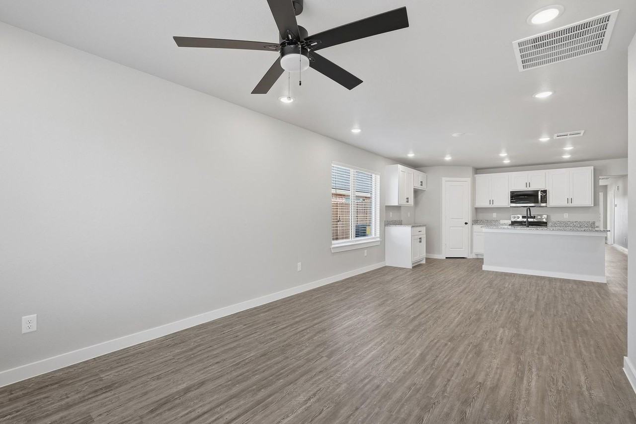 3035 Glennster St - Photo 7 of 28