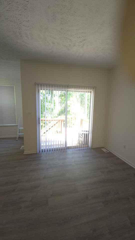 424 Woodstock Ln - Photo 3 of 4