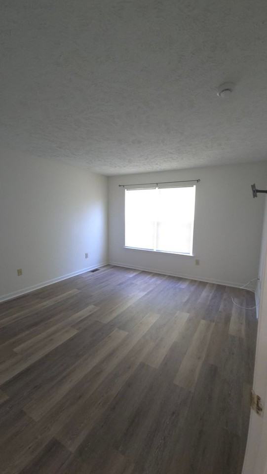 424 Woodstock Ln - Photo 4 of 4