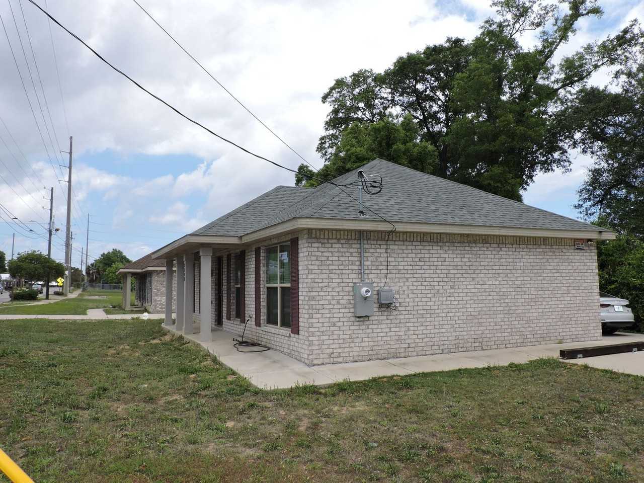 2202 N E St - Photo 3 of 19